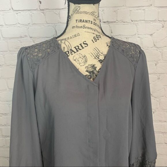 Womens Size Medium Apt. 9 Crepe Shirt W/ Lace - Picture 2 of 9